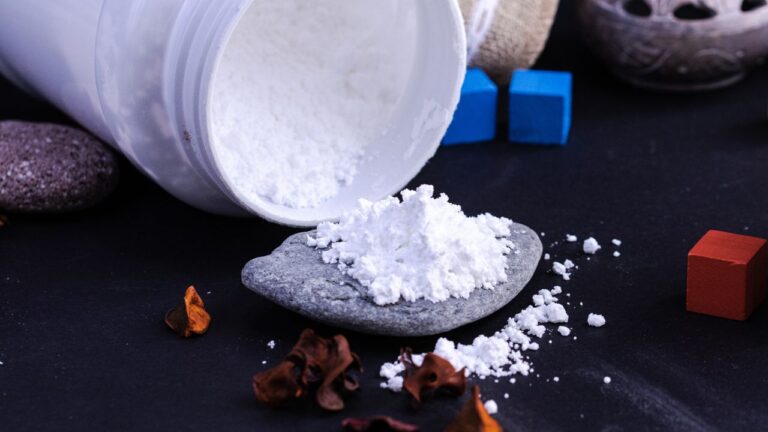 Suplemento de creatina en polvo sobre fondo abstracto, simbolizando la potencia y energía en la nutrición deportiva.