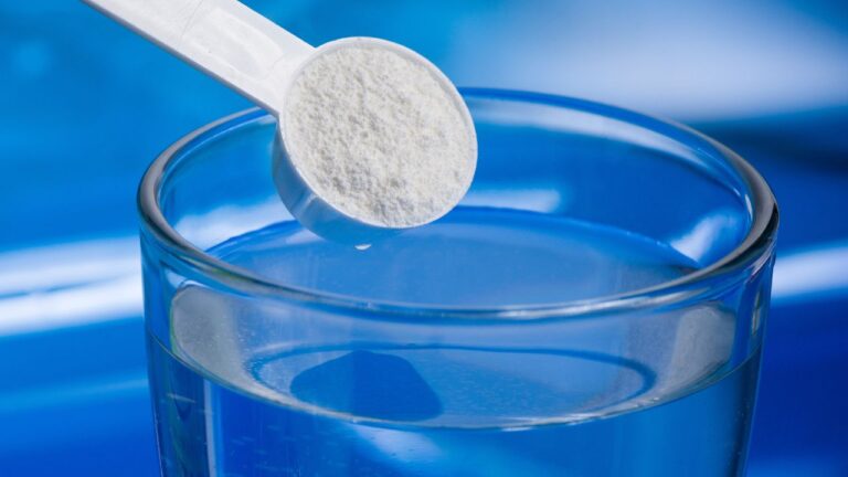 Dosis medida de creatina micronizada lista para mezclar, enfatizando la importancia de la dosificación adecuada.