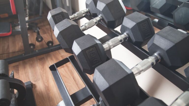 Mancuernas variadas listas para entrenamiento muscular en casa, equipo esencial para aumentar la fuerza.