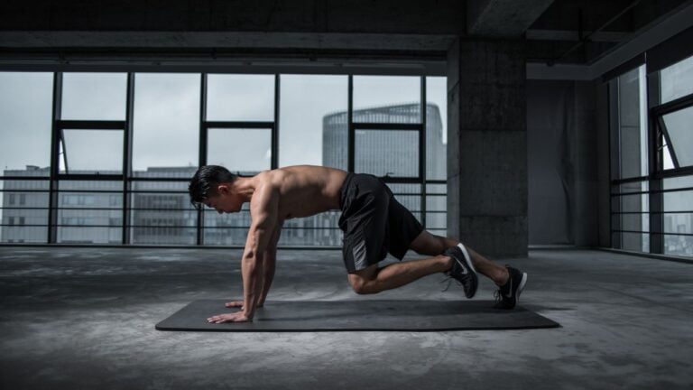 Entrenamiento dinámico en interiores realizando ejercicios para fortalecer el core y la resistencia muscular.