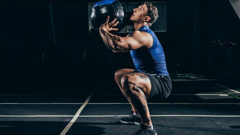 Ejercicios de fuerza para piernas con pelota medicinal, ideal para quemar calorías y construir masa muscular.