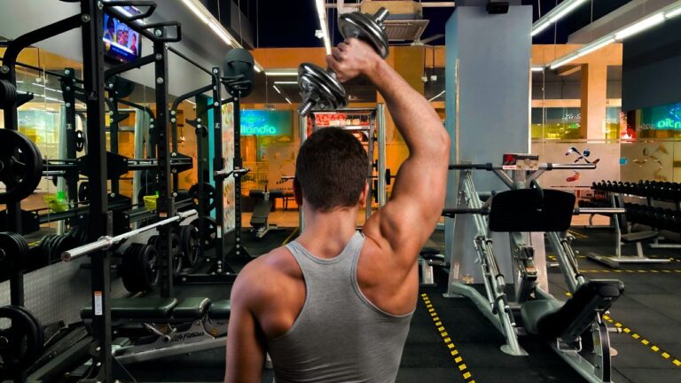 Entrenamiento intensivo de tríceps con mancuernas en gimnasio moderno