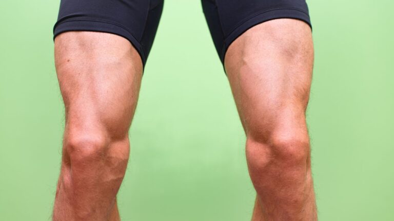 Piernas atléticas mostrando definición muscular indicativa de un entrenamiento enfocado en los cuádriceps.