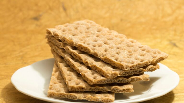 Crujientes tostadas de pan wasa servidas en vajilla sencilla, esperando ser acompañadas con tus toppings favoritos."