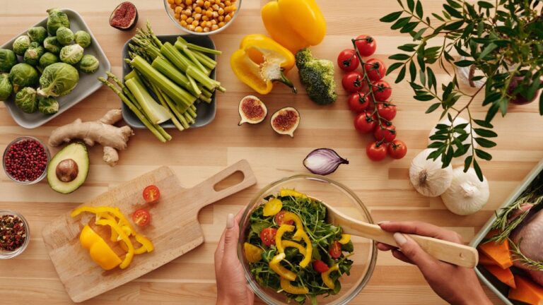 Variedad de vegetales y legumbres frescos listos para preparar comidas nutritivas con pan de fibra.