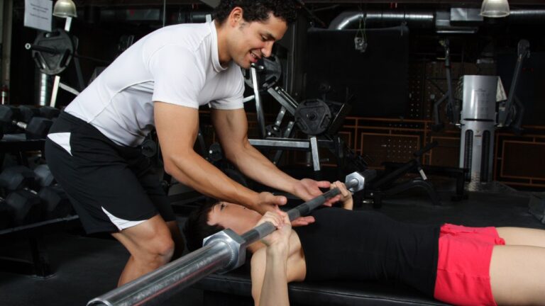 sistencia en el entrenamiento de fuerza para un press banca seguro y efectivo.
