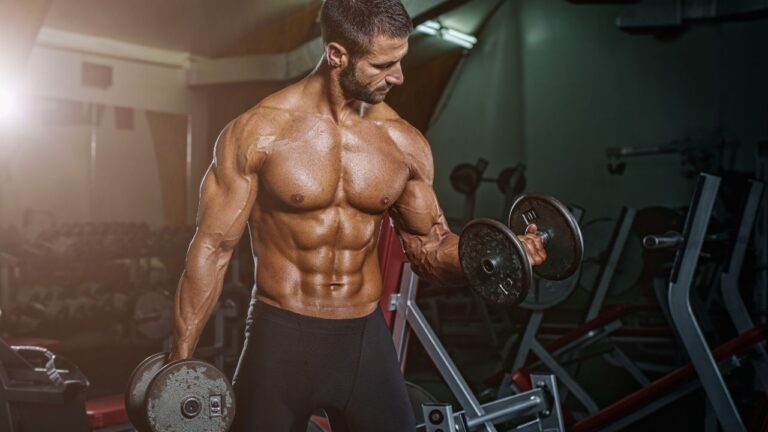 Entrenamiento de fuerza para maximizar la síntesis de proteínas musculares aprovechando la ventana anabólica.
