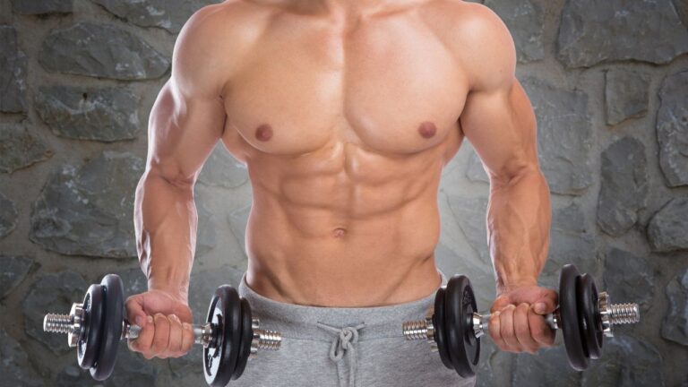 Hombre musculoso realizando curls de bíceps con mancuernas, destacando el entrenamiento muscular en el hogar.