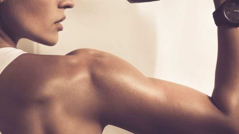 Entrenamiento focalizado en el brazo de una atleta levantando una mancuerna.