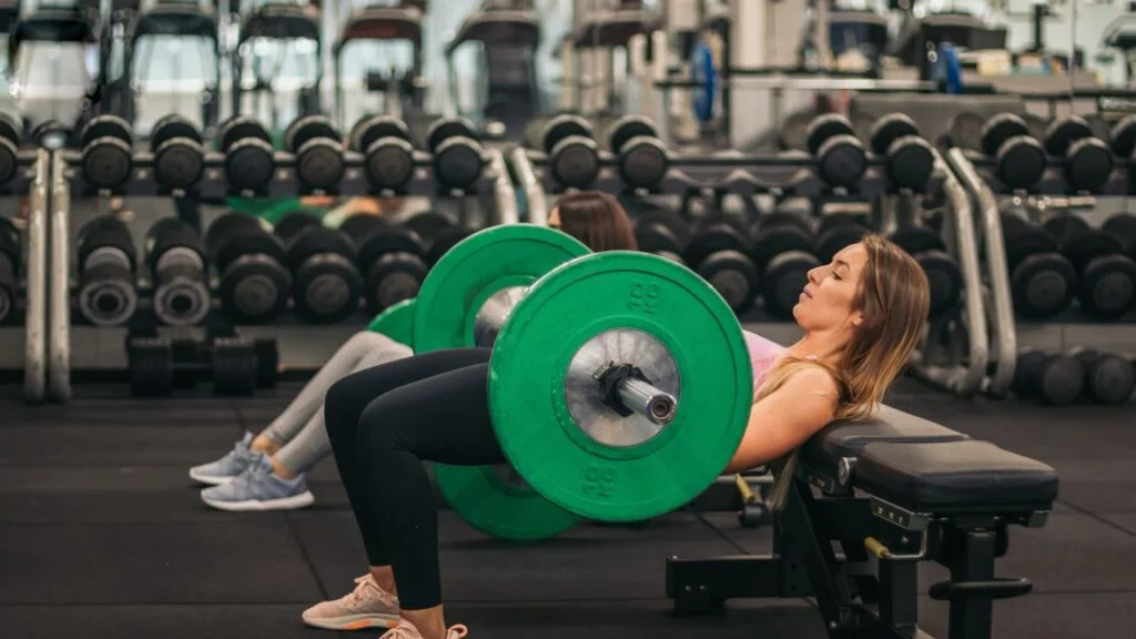 Hip thrust con disco olímpico, técnica avanzada para incrementar la potencia en glúteos y piernas.