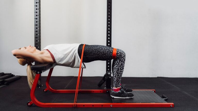 "Hip thrust en equipo especializado para un entrenamiento focalizado en gimnasio.