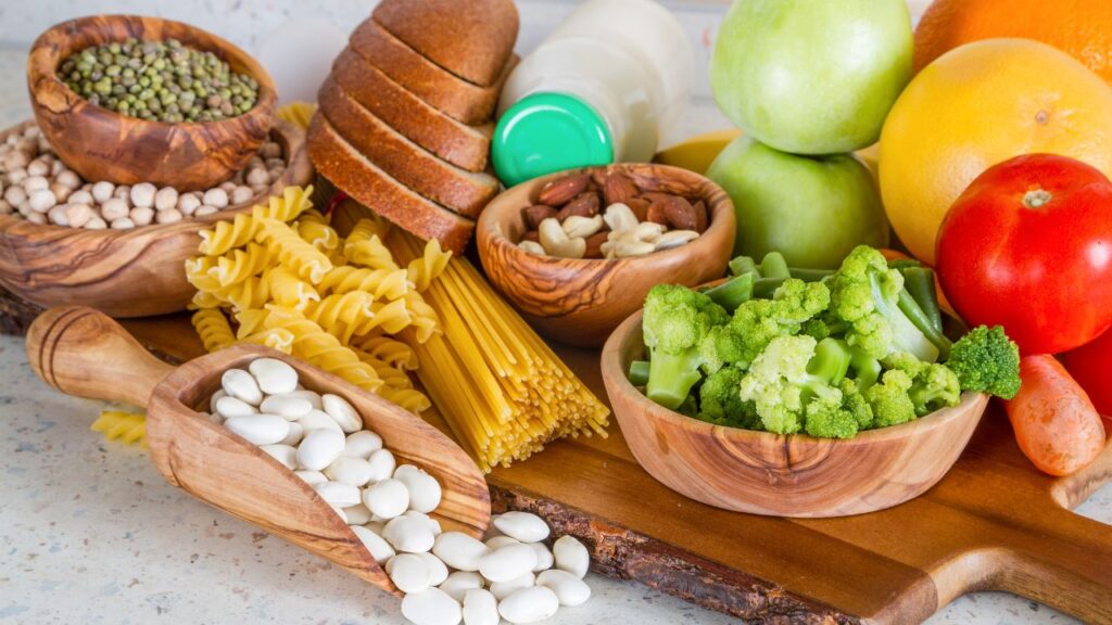 Alimentos integrales que aportan carbohidratos complejos, proteínas vegetales y fibra dietética para una nutrición deportiva óptima.