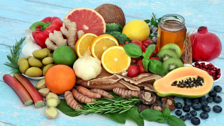 Variedad de frutas y verduras frescas ricas en vitaminas y minerales esenciales para una dieta equilibrada.