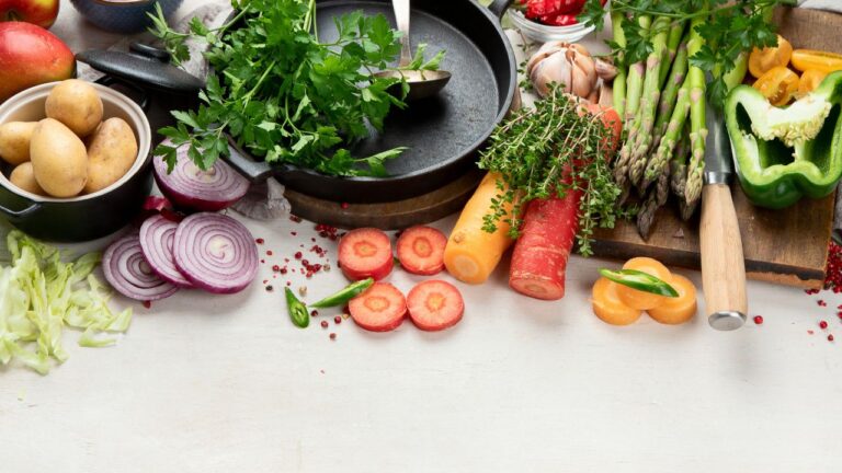 Ingredientes saludables preparados en la mesa de la cocina listos para cocinar una comida nutritiva.