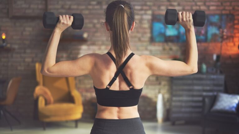 Entrenamiento de fuerza con mancuernas para tonificar los músculos en casa