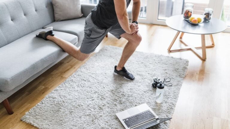 Ejercicios de piernas con peso corporal para mejorar la forma física sin salir de casa
