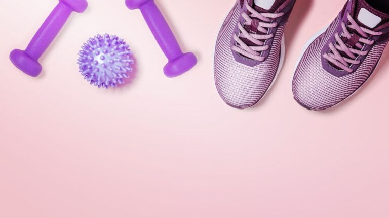 Preparativos para una sesión de fitness casera, organización de material deportivo