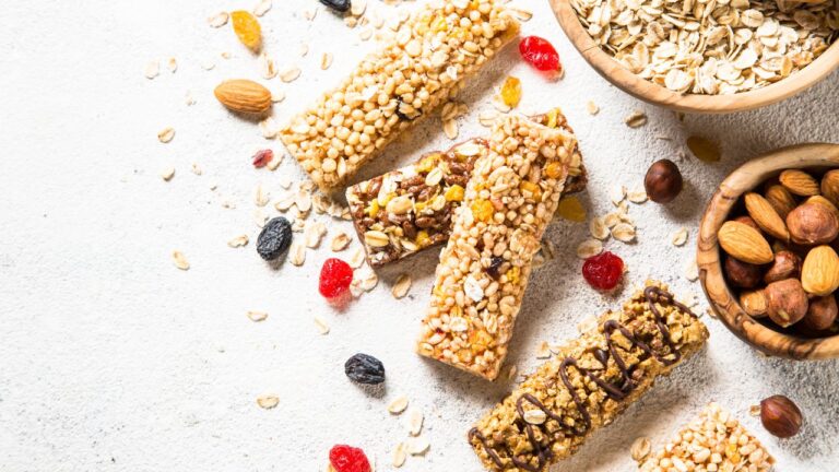 Barras de cereales y frutos secos caseras, ideales para un snack energético y nutritivo