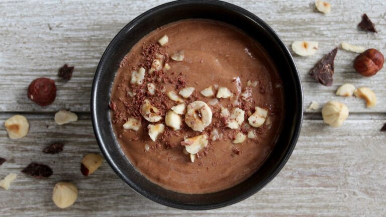 Mousse de chocolate oscuro con avellanas picadas, un postre rico en proteínas y perfecto para recuperarse después de entrenar.