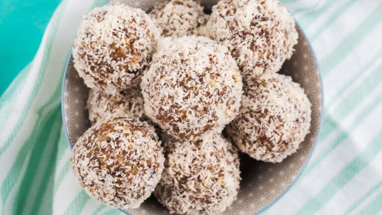 Bolas energéticas de coco y dátiles, una opción de snack saludable y proteico para después del gimnasio.